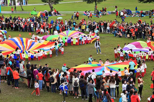 千名小朋友在台前做气球伞体能演出。（惠文教育基金会提供／李俊淇新北传真）