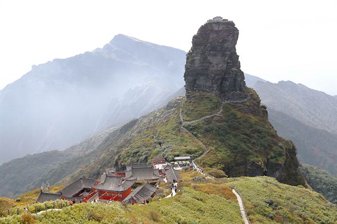 梵凈山的金顶在日出日落时，经常被红云雾气缭绕，因此被称之为「红云金顶」。(图/达志影像)