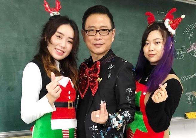 朱正生（中）带领翁敏媗（左）、余以卉当助教，体验教学经验。（朱正生提供）