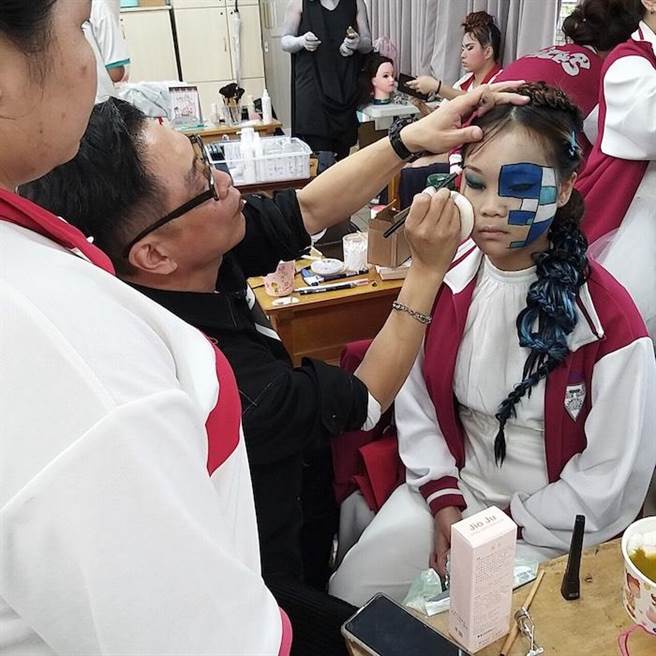 每年义务回家鄕指导宜兰头城家商学生。