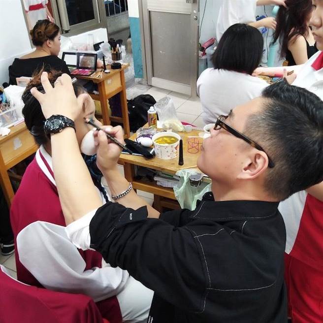 每年义务回家鄕指导宜兰头城家商学生。