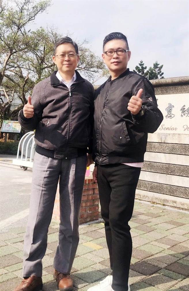 朱正生特别跟朱大哥摆相同姿势，不过脸型没那么像。