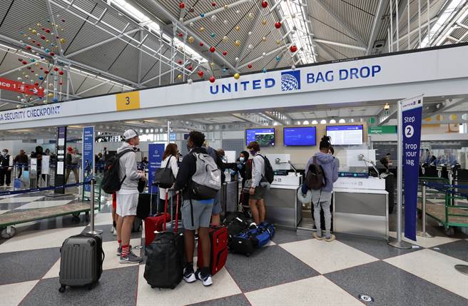 美聯航遭質疑在患者逝世後，沒有更換班機只要乘客枯等他們清理完現場後，就繼續原班起飛。(圖/美聯社)