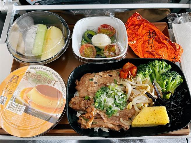 KLOOK在机上让大家享用过星宇航空的招牌「胡同盐葱猪梅花丼」后，再附上台南经典老字号甜点「银波布丁」作饭后甜点。（石欣蒨摄）