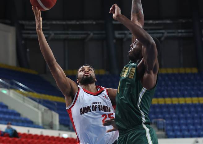 台银新洋将艾尔文(左)19日首次出赛表现不太理想。(中华篮协提供)