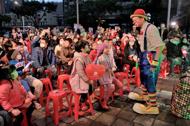 台湾乐作创益协会19日在桃园市风禾公园举办「艺起玩吧，乐作夜光乐园」活动。(协会提供／蔡依珍桃园传真)