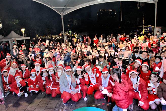 台湾乐作创益协会19日在桃园市风禾公园举办「艺起玩吧，乐作夜光乐园」活动。(协会提供／蔡依珍桃园传真)