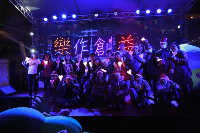 台湾乐作创益协会19日在桃园市风禾公园举办「艺起玩吧，乐作夜光乐园」活动。(协会提供／蔡依珍桃园传真)