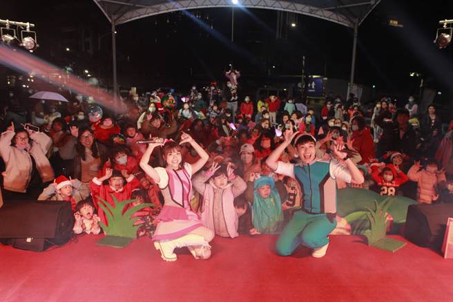 台湾乐作创益协会19日在桃园市风禾公园举办「艺起玩吧，乐作夜光乐园」活动。(协会提供／蔡依珍桃园传真)