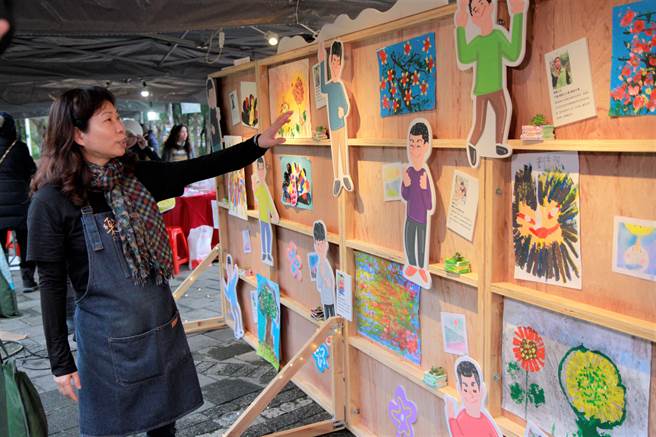 台湾乐作创益协会19日在桃园市风禾公园举办「艺起玩吧，乐作夜光乐园」活动。(协会提供／蔡依珍桃园传真)