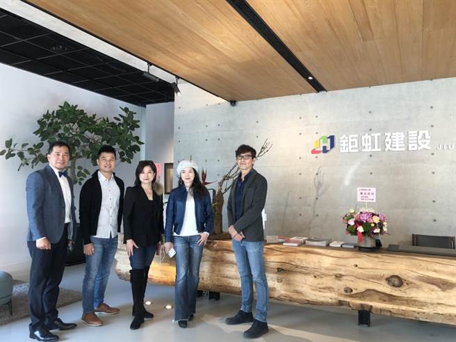 鉅虹美学馆打造艺术家展出平台，19日新开展「暖暖朝阳」主题展。（卢金足摄）