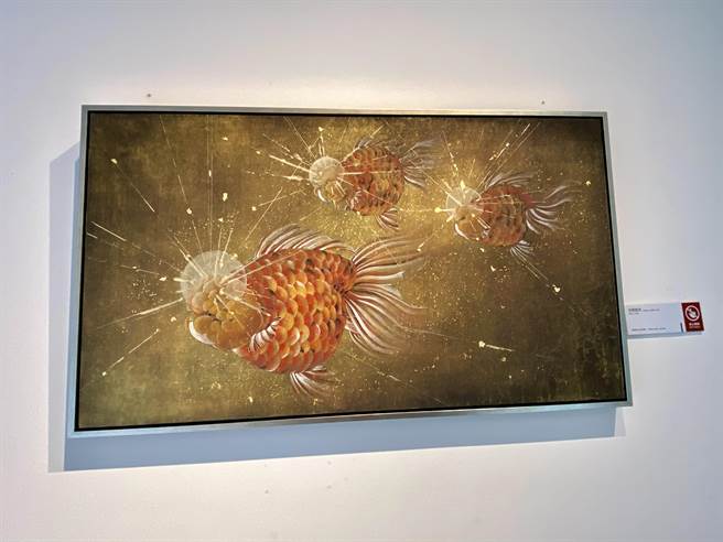 艺术家郭羲的胶彩画，金鱼头冠牡丹与菊花，寓年年有余，花开富贵的喜气。（卢金足摄）