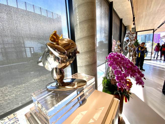 艺术家廖迎晰作品展现「爱、希望、圆融」，充满纯真与童趣。（卢金足摄）