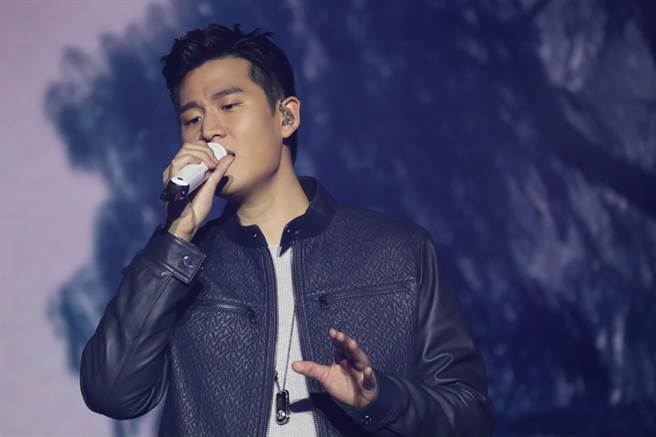 歌手周兴哲演唱多首知名歌曲，现场粉丝嗨翻。（李宜杰摄）