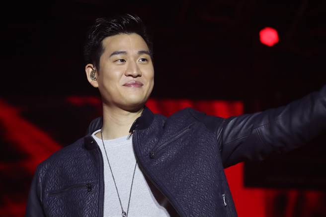 歌手周兴哲演唱多首知名歌曲，现场粉丝嗨翻。（李宜杰摄）