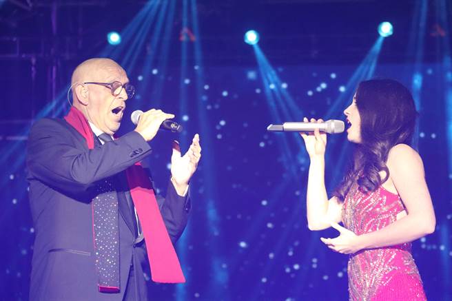 美声歌手Mary-Jess（右）及Martin Hurkens（左）也惊喜登场，演唱《Time To Say Goodbye》。（李宜杰摄）