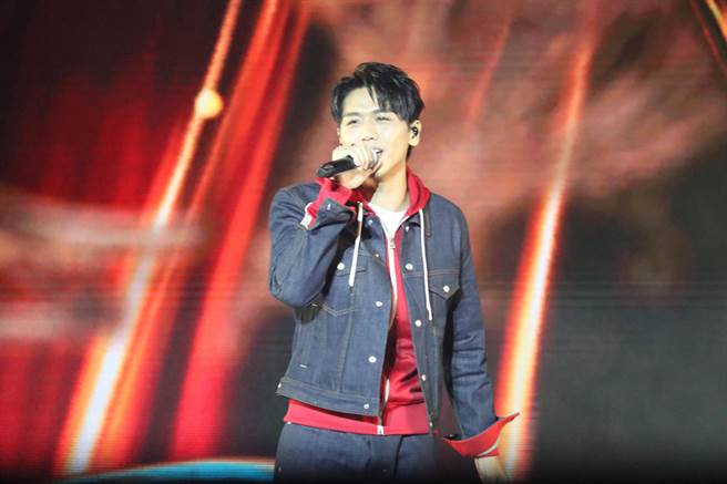 歌手蔡旻佑演唱成名歌曲《我可以》。（李宜杰摄）