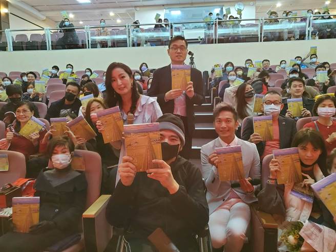 資深導遊賴信志與呂美玉、謝宇新合著了一本以北海道小人物為出發點的另類旅遊書，19日舉辦新書發表會，吸引許多讀者到場一起神遊北海道。(林郁平攝)