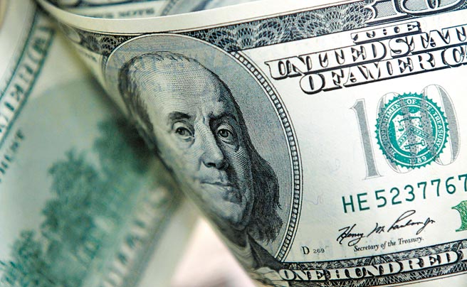 新冠疫苗开打、英国与欧盟贸易谈判有所进展，加上美国新一轮纾困方案可望过关下，令市场更加看空美元。图／路透