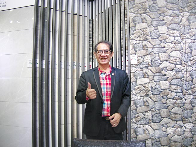 陈万坤直到48岁退休才全心投入摄影领域，认真好学的他目前已是台湾颇具知名的摄影大师，身兼「中国摄影学会」常务理事、「中华民国职业国际标准舞蹈协会」摄影顾问、「中华摄影家学会」高级会士、「中华民国舞蹈学会」摄影顾问等职，堪称进口磁砖业最多才多艺的艺术家与经营者。图／傅秉祥