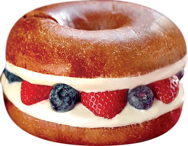 〈好丘〉厚酱贝果「极」系列推出〈莓力极限〉，邀请贝果控与好友分享一起过耶诞。图／业者提供