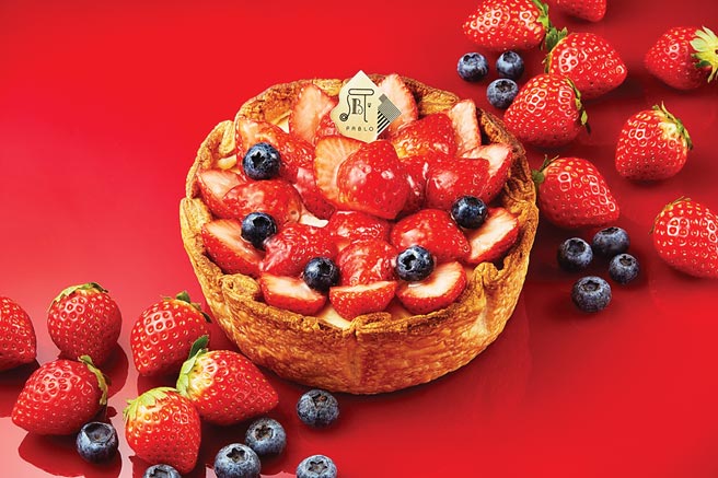 〈PABLO〉在12月推出三层内馅的〈经典款草莓派对圣诞起司塔〉，除有原味起司塔内馅外，还铺上一层综合莓果冻及鲜奶油卡士达，最后再放上的当令草莓及蓝莓，12月全门市季节限定贩售。图／业者提供