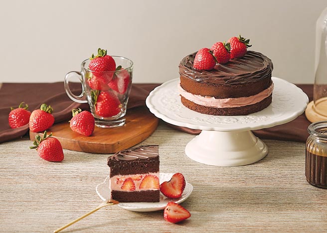 BAC蛋糕的〈黑嘉仑草莓巧克力蛋糕〉华丽回归，6吋售价950元，全台门市和官网皆可订购，切片单块170元，只限台北忠孝SOGO巧克力体验店贩售。图／业者提供