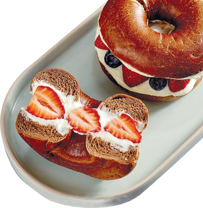 〈好丘〉的〈莓力极限〉，将草莓铺在丰厚的奶油乳酪并搭配蓝莓与浓郁绵密的蜂蜜奶油乳酪抹酱，莓果内馅混搭苦甜巧克力制成的可可风味贝果。图／业者提供