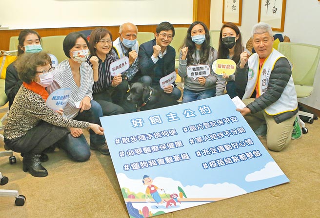 公寓大厦禁养宠物规定被指不合理，国民党立委林奕华（前左三）和民进党立委蔡适应（右四）及动保团体18日呼吁废止这项规定，改由所有权人开会自订。（赵双杰摄）
