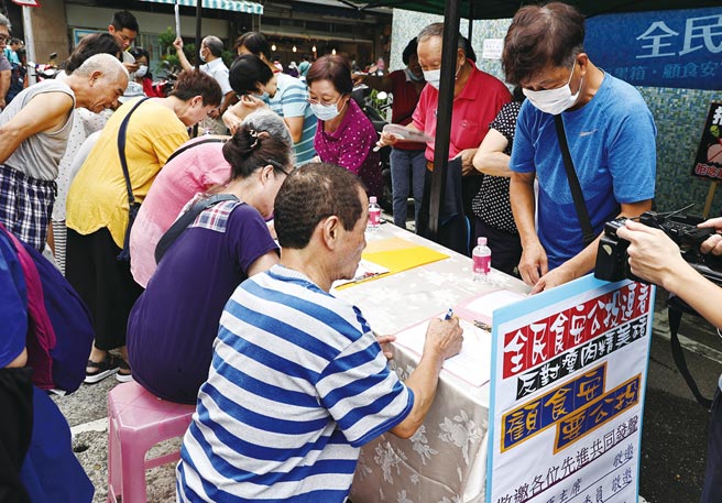 传统市场里民眾连署签名，表达反对瘦肉精美猪进口。（本报资料照片）