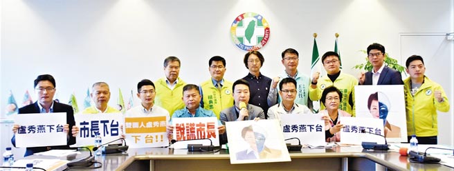 台中市议会民进党团18日抨击市长卢秀燕为反美猪，当年美牛进口也投反对票。卢秀燕回击表示，当时对于进口美牛，她拒绝出席与投票，签署支持反美牛公投，2012年反对莱肉，今日还是反对莱猪，态度始终如一。（卢金足摄）