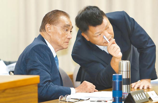 退辅会昨天原拟由副主委李文忠召开针对医师苏伟硕的记者会，后又喊卡。图为退辅会主委冯世宽（左）与李文忠。（本报资料照片）