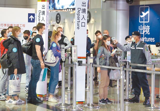 来台演出的莫斯科芭蕾舞团，在北市府坚持二次採检下，揪出8确诊案例，柯文哲彷佛是卫福部长陈时中防疫工作上的天敌。图为未染疫团员18日晚间搭机离台，在通关出境前排队量体温。（范扬光摄）