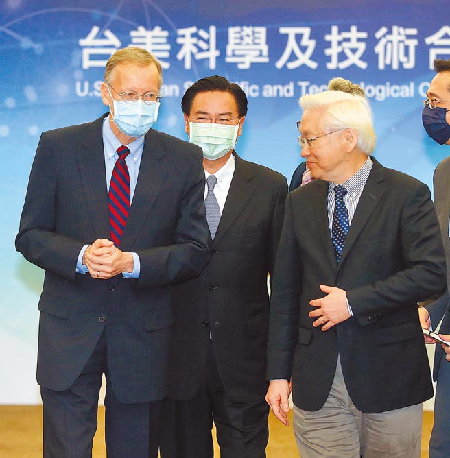 外交部18日举行「台美科学及技术合作协定」宣布茶会，外交部长吴钊燮（后中）、美国在台协会台北办事处处长郦英杰（前左）以及科技部长吴政忠（前右）与会，并合影留念。（赵双杰摄）