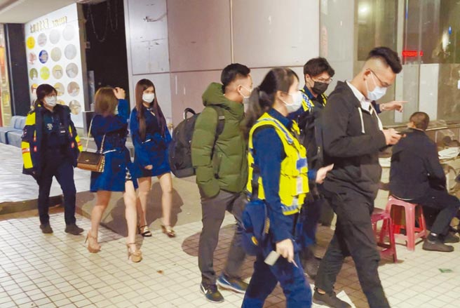 高市新兴区某大楼内KTV，17日深夜23时遭大批警力包围突袭，14名陪酒小姐依违反社维法裁罚，该店负责人和3名少爷被依妨害风化罪嫌送办。（翻摄照片／刘宥廷高雄传真）