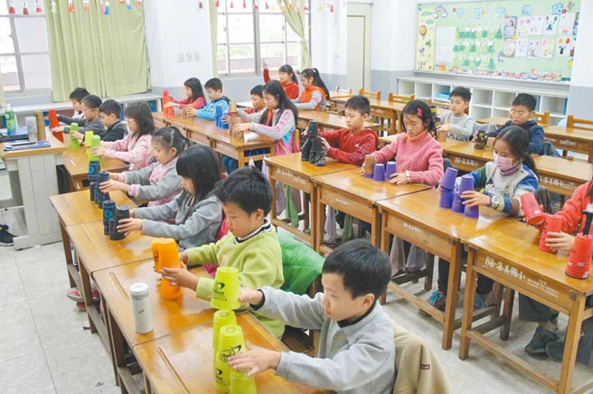 疫情导致民眾无法出国，新北市寒假学生育乐营加码开设1000梯次、2万个名额，盼让学生「玩好玩满」。（新北市教育局提供／许哲瑗新北传真）