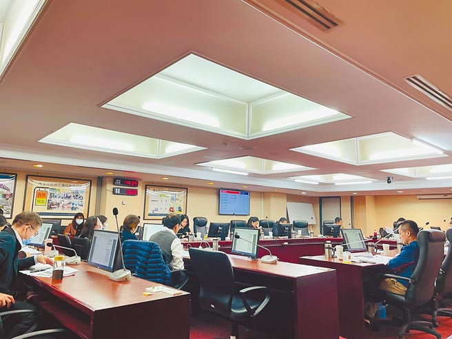 北市交通委員會18日上午審查明年度預算，增加附帶決議，未來交通局對微笑單車簽訂擴充契約時，需有固定權利金及變動權利金，且兩者未來5年合計不得低於2000萬元。（吳康瑋攝）