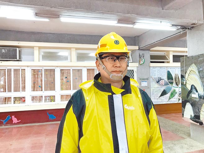 台铁瑞芳至猴硐段4日边坡坍塌，宜兰工务段长李建勋第一时间带领所有工程人员，不眠不休抢救。（陈彩玲摄）