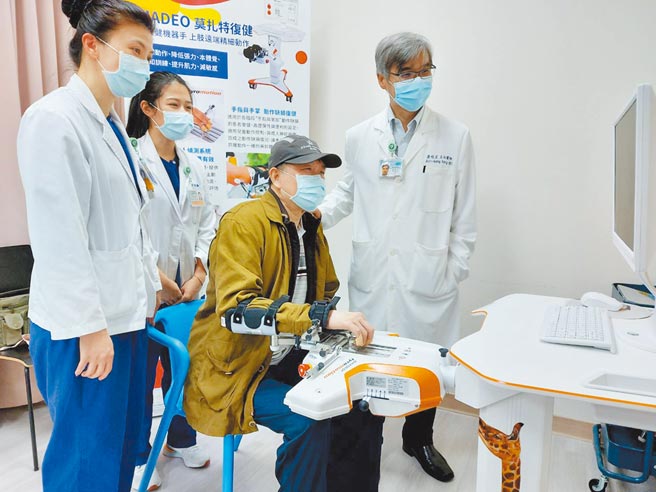 北医附医復健医学部启用莫札特智能手部训练机器人（AMADEO），利用机器人学习与人工智慧系统打造个人化训练课程，让患者重拾正常人生。（北医附医提供）