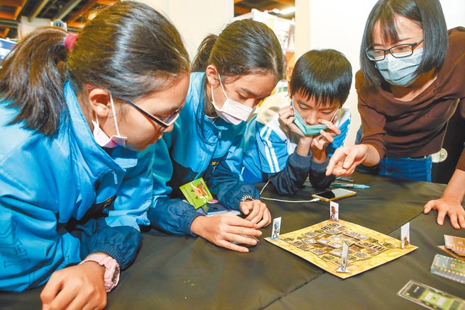 南一書局前進2020台灣教育科技展，邀請李啟龍博士示範桌遊《尋寶機器人：重返文明》，讓學生快速理解程式碼，以程式概念玩桌遊。（鄧博仁攝）