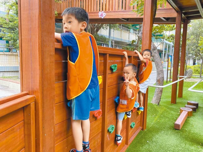 新北市近年推動校園遊戲場更新，目前公立國小、幼兒園已有14處校園設置特色遊戲場完成，預計2022年全市將邁向22座。（新北市教育局提供／蔡雯如新北傳真）