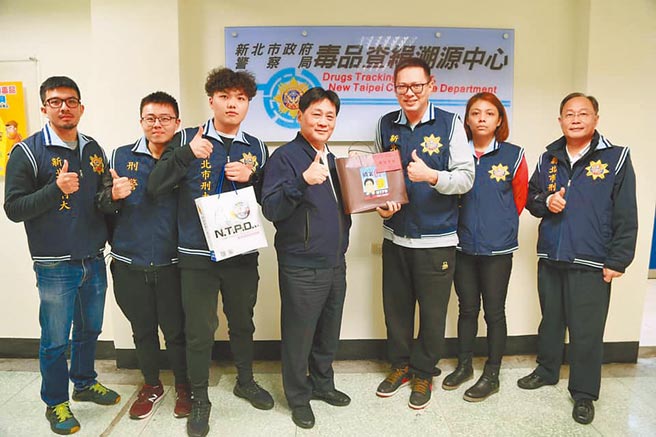 新北市警察局长陈檡文（左四）17日前往新北市刑大致赠「破案咖」及「NTP咖啡杯」礼盒，慰劳办案期间的辛劳，图为示意图与本文无关。（摘自新北市刑大脸书／叶书宏新北传真）