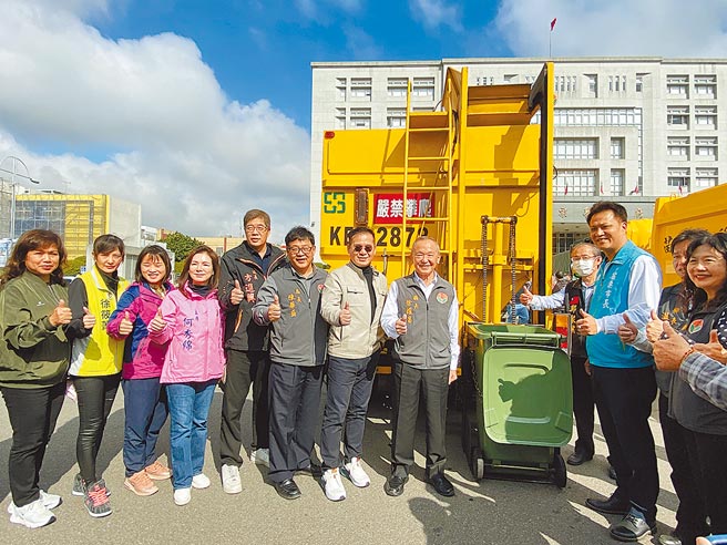 苗栗县政府18日举办资源回收车暨相关清运机具授车典礼，包含9辆垃圾车、22辆资源回收车及1辆厨余回收车。（巫静婷摄）