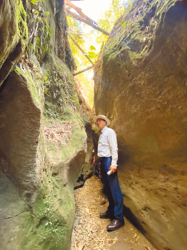 彰化市「一線天」祕境爆紅，近來山壁卻遭人刻字、塗鴉破壞；彰化市長林世賢昨宣布將封閉祕境，謝絕遊客入內探訪。（謝瓊雲攝）