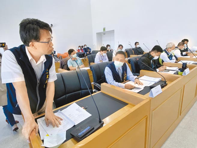 台中市政风处长詹政昙（左二）18日表示，2018年捷运人员考试，发现部分考生成绩合格，却没录取的疑点，8月12日已移送法务部廉政署。（卢金足摄）