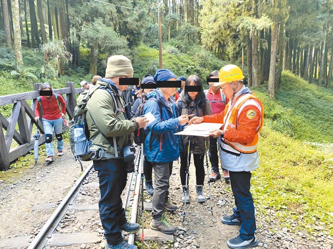 林务局阿里山林业铁路及文化资产管理处对行走铁路的游客开出劝导单。（林铁及文资处提供／张亦惠嘉县传真）