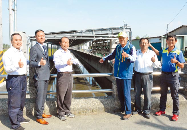 农田水利署屏东管理处利用灌排水路施设圳路型太阳能光电，预计明年底可望挹注千万元租金。（林和生摄）