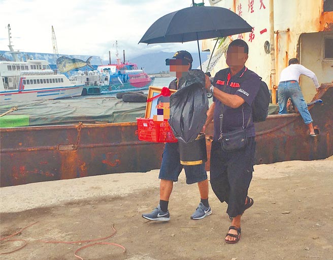 日前绿岛有居民过世，家属在民间航运业者的协助下才顺利将遗体运回台东。航运业者田贵宝27年来帮助绿岛往生者渡海走完人生最后一程，分文未取。（林姓民眾提供／蔡旻妤台东传真）
