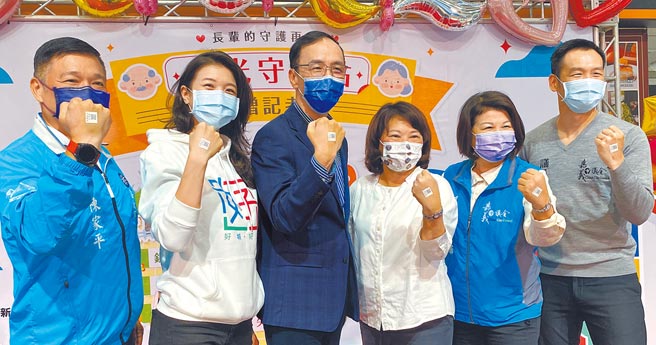 前国民党主席朱立伦（左二）、嘉义市长黄敏惠（右三）与多位市议员推广防走失QR Code。（廖素慧摄）