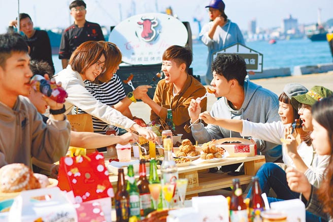 高雄「跨百光年」规画超狂「码头市集」，结合餐饮、原创设计、音乐等元素，超过400个品牌。（曹明正摄）饮酒过量，害人害己